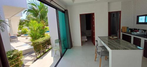 Η κουζίνα ή μικρή κουζίνα στο Suksan Pool View Apartment 3