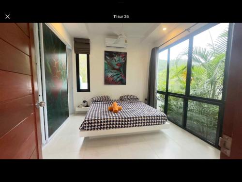 Ένα ή περισσότερα κρεβάτια σε δωμάτιο στο Suksan Pool View Apartment 3