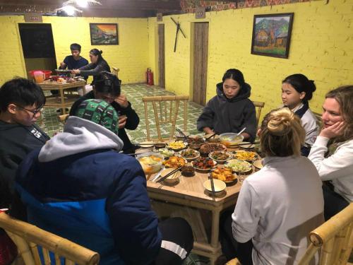 Επισκέπτες που μένουν στο Cốm Homestay Bảo Lạc