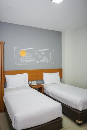 Katil atau katil-katil dalam bilik di Sunrise Hotel Semarang