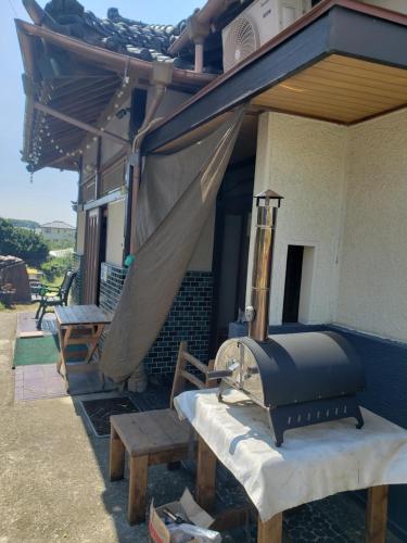 a house with a net on the side of it at Full House-貸切-電車成田空港30分 in Inzai