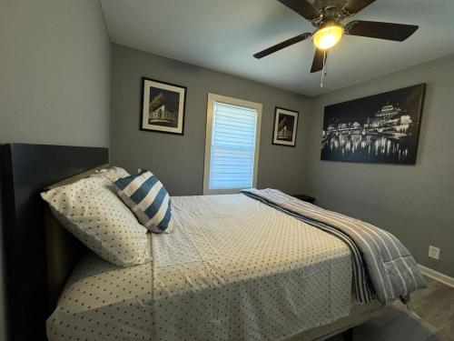 een slaapkamer met een bed met een plafondventilator bij 3 Bed 2 Bath renovated house in West Rome in Rome