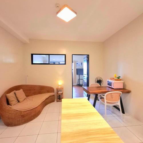 Zona de estar de MANILA BAYVIEW RENTAL- LUXURY AND SUPERIOR 1 - 5 BEDROOM CONDOS WITH BALCONY POOL BAYVIEWS NETFLIX - Housekeeping Available-
