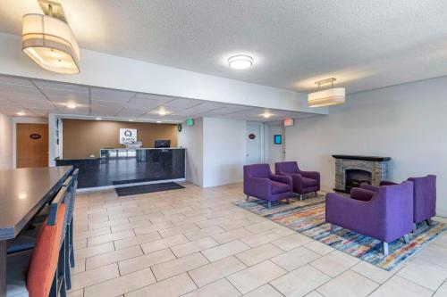 Kuchyň nebo kuchyňský kout v ubytování Quality Inn Spartanburg