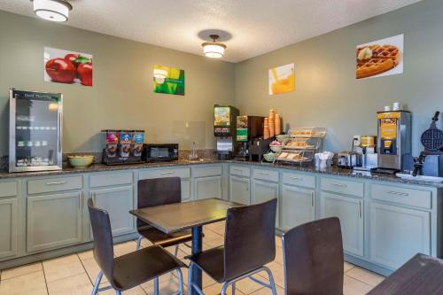 Příslušenství pro přípravu čaje a kávy v ubytování Quality Inn Spartanburg