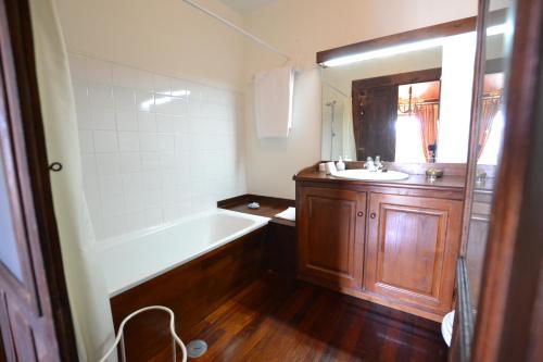 a bathroom with a bath tub and a sink at Casa Nobre do Correio-Mor in Ponte da Barca