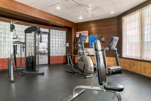 a gym with several treadmills and exercise bikes at Best Western Greenfield Inn in Allen Park