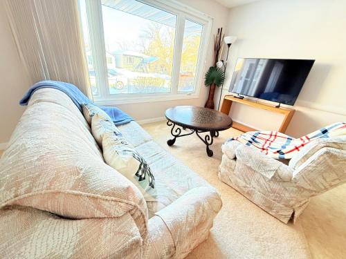 Televisyen dan/atau pusat hiburan di Cozy main floor, 03 Bedrooms, close to Downtown REGINA