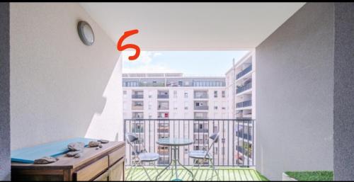 d'un balcon avec vue sur un bâtiment doté d'une horloge. dans l'établissement Appart cosy Marseille, à Marseille