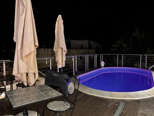 Bazén v ubytování SUITE PRIVATE SPA TownHouse Piraino nebo v jeho okolí