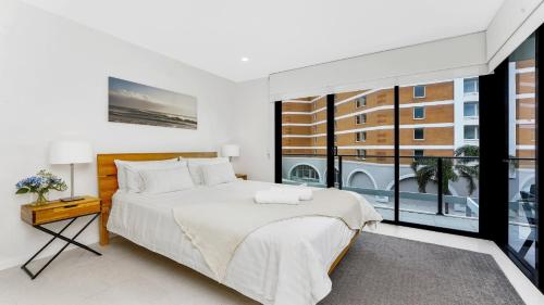 Una cama o camas en una habitación de 405 Pine Tree Short Walk To Beach Accom Holidays