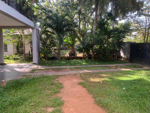 Un jardín fuera de Canal Front Villa