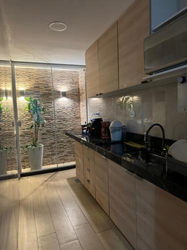 Dapur atau dapur kecil di Casa na praia dos anjos