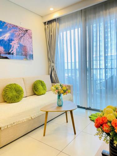 a living room with a couch and a table at T-Plantino - Căn hộ Codotel The Sóng 5 Sao - Free swimmingpool, Gym, Sauna in Vung Tau