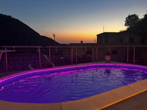 Bazén v ubytování SUITE PRIVATE SPA TownHouse Piraino nebo v jeho okolí