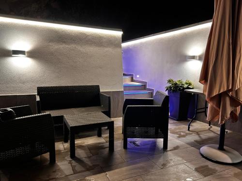 Posezení v ubytování SUITE PRIVATE SPA TownHouse Piraino