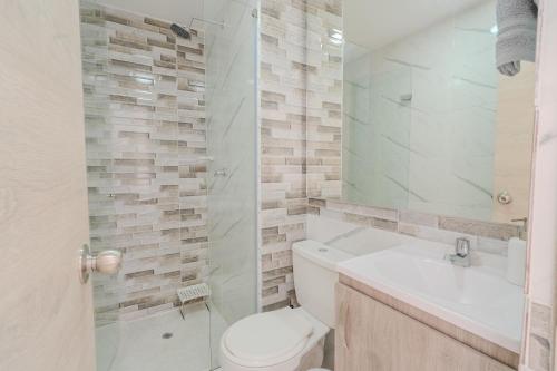 Ένα μπάνιο στο Apartamento de 2 habitaciones en Cartagena