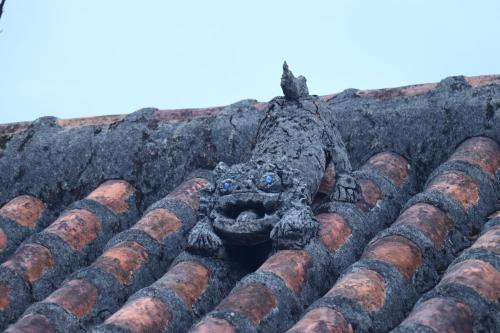 a crocodile on the roof of a building at NEWOPEN Villa lanikai in Kabira