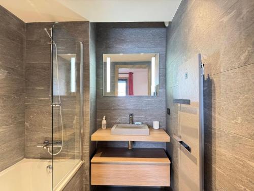 une salle de bain avec un lavabo et une douche dans l'établissement Appartement lumineux au cœur des Gets avec balcon et parking - FR-1-623-222, aux Gets