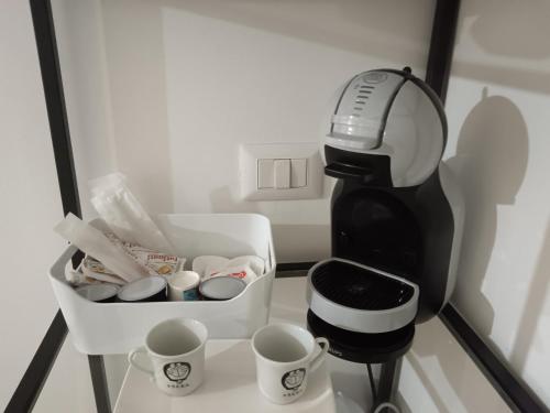 ナポリにあるNilunaのコーヒーメーカー、テーブルの上のカップ