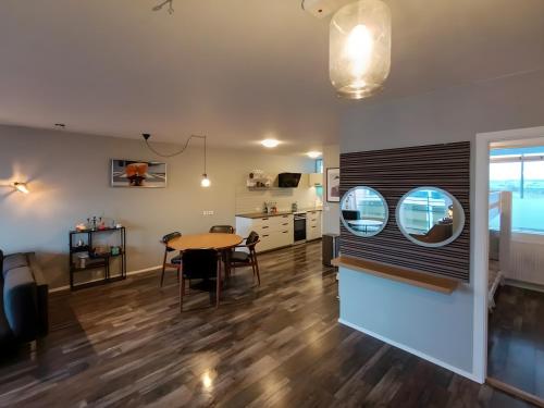 レイキャビクにあるCentral Reykjavik Fantastic viewsのテーブルと椅子のあるダイニングルームとリビングルーム