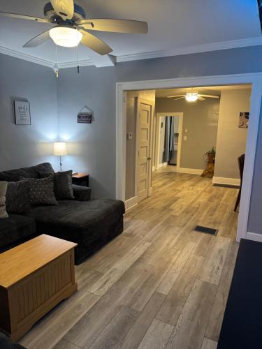 Galería fotográfica de Charming 3-bedroom house next to Hollywood Casino! 1 minute from Interstate 75 en Toledo