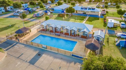 Ledge PointBIG 4 Tasman Holiday Parks - Ledge Point的度假村游泳池的俯视图