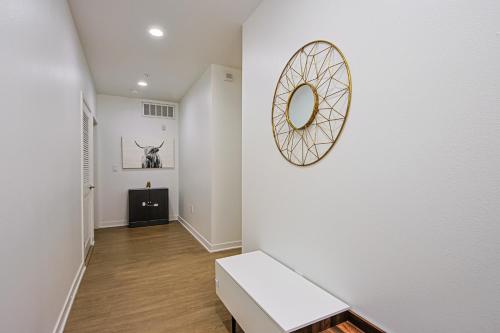 ein Flur mit einem Spiegel und einer weißen Wand in der Unterkunft The Carlton - Modern-Lux 2 Master Suites-Secure Bldg & Parking- 5 BLKS to Ocean Ave in Los Angeles