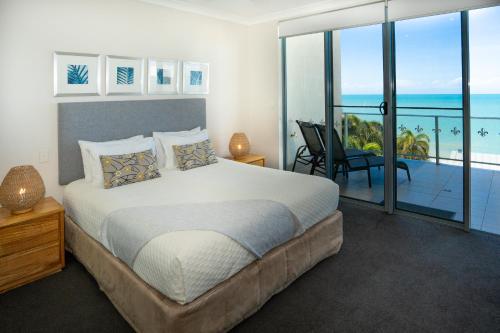 Una cama o camas en una habitación de Vue Apartments Trinity Beach