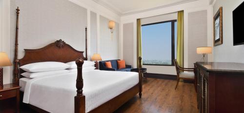 Ένα ή περισσότερα κρεβάτια σε δωμάτιο στο Sheraton Grand Palace Indore