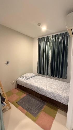 a small bedroom with a bed and a window at BEACH Condo Mae Phim in Ban Tha Fat