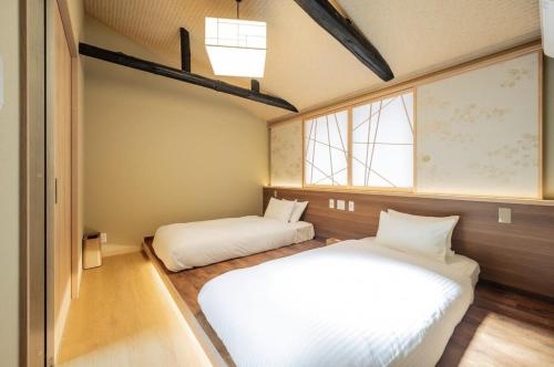 京都市にあるhigashiyamaの窓が2つある部屋にベッドが2つある