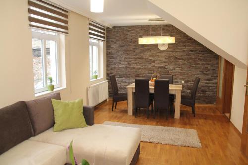 una sala de estar con un sofá y una mesa en Fortress Apartments, en Novi Sad
