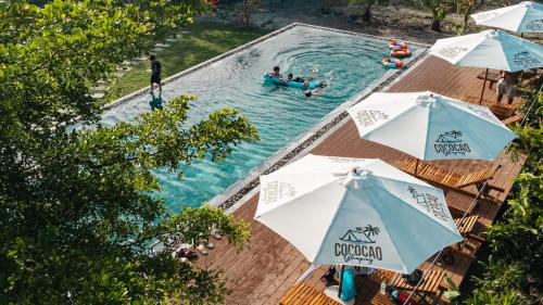 La alberca dentro o cerca de Coco-Cao Glamping