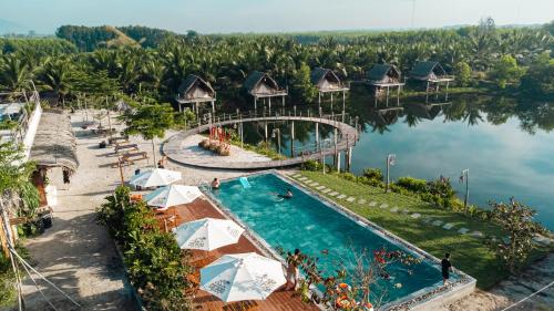 La alberca dentro o cerca de Coco-Cao Glamping