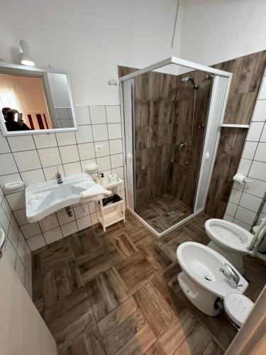 Bilik mandi di Cozzo Spadaro B&B OnlyRooms