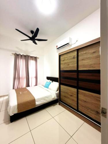a bedroom with a bed and a ceiling fan at The Horizon by MyKey in Ipoh