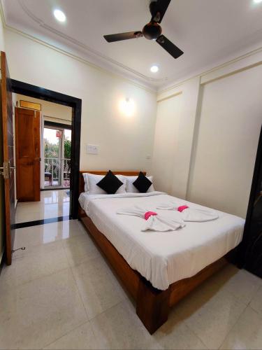 Ένα ή περισσότερα κρεβάτια σε δωμάτιο στο Casa 714 2BHK Apartment by Stilla Ro Hospitality LLP