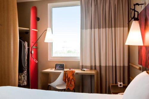 Ένα ή περισσότερα κρεβάτια σε δωμάτιο στο ibis Paris Porte de Clichy Centre