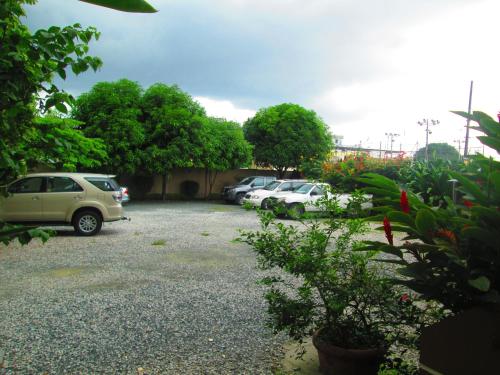 a group of cars parked in a parking lot at Hotel Garzota Inn in Guayaquil