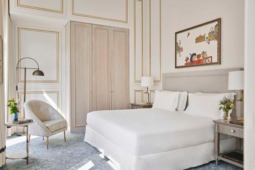 Кровать или кровати в номере Hôtel du Louvre, in The Unbound Collection by Hyatt