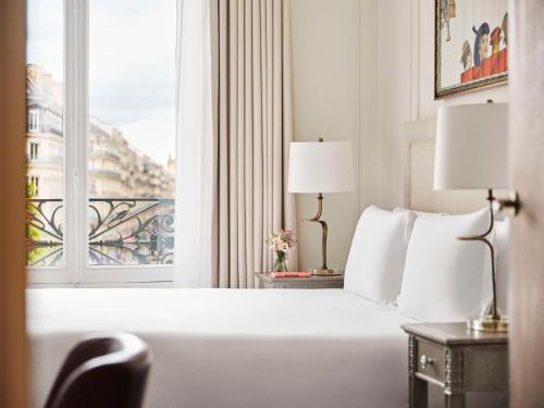 Кровать или кровати в номере Hôtel du Louvre, in The Unbound Collection by Hyatt