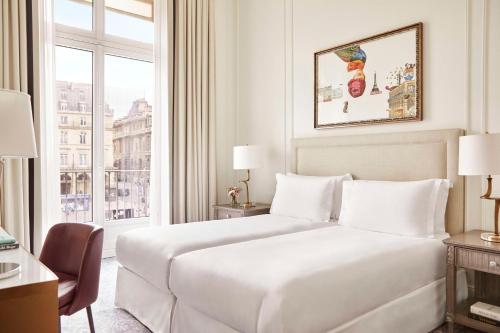 Кровать или кровати в номере Hôtel du Louvre, in The Unbound Collection by Hyatt