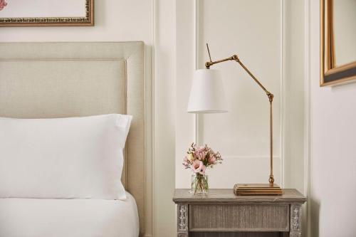 Кровать или кровати в номере Hôtel du Louvre, in The Unbound Collection by Hyatt