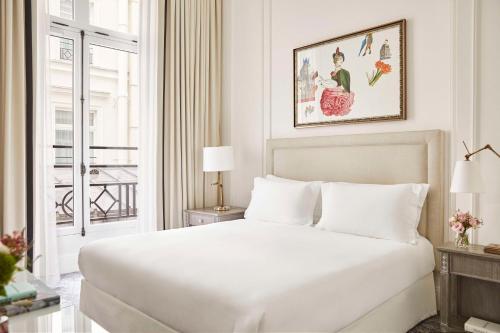 Кровать или кровати в номере Hôtel du Louvre, in The Unbound Collection by Hyatt