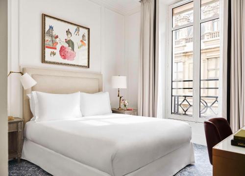 Кровать или кровати в номере Hôtel du Louvre, in The Unbound Collection by Hyatt