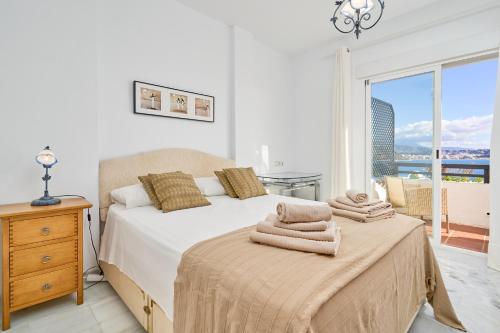 a bedroom with a bed with towels on it at Casa Maritima in La Herradura