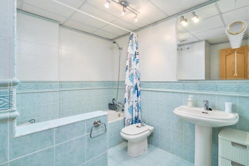a bathroom with a sink and a toilet and a bath tub at Casa Maritima in La Herradura