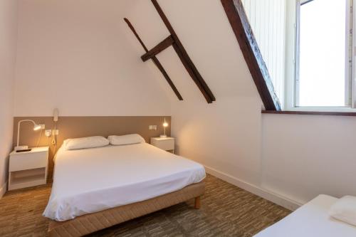 Postel nebo postele na pokoji v ubytování Hotel du Clocher
