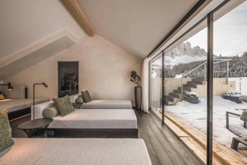 Postel nebo postele na pokoji v ubytování Hotel Plan de Gralba - das Berghotel